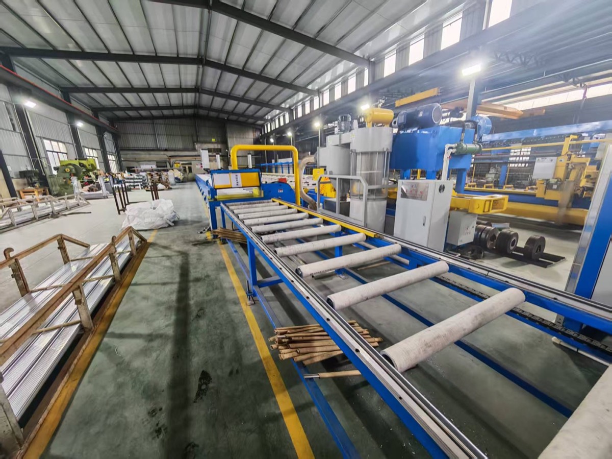 Real aluminum profile cutting line within the CiTech partner manufacturing network